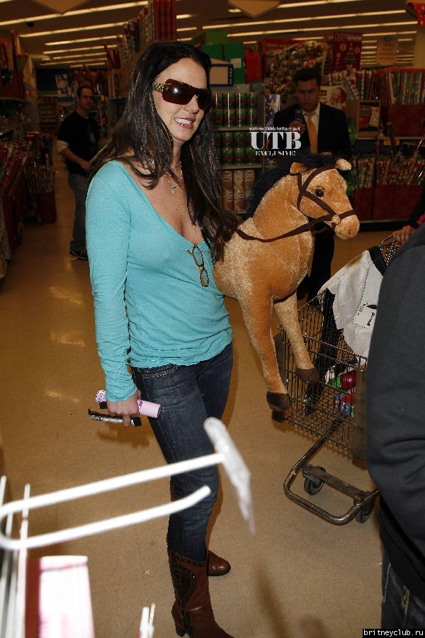 Бритни в магазине Rite Aid 94~0.JPG(Бритни Спирс, Britney Spears)