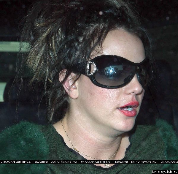 Бритни с собачкой на бензоколонкеz11~6.jpg(Бритни Спирс, Britney Spears)