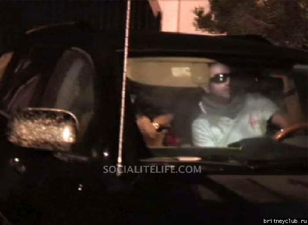 Бритни и Эднан  катаются по  Rosarito Beach в Мехикоspears_adnan_car_011008_04.jpg(Бритни Спирс, Britney Spears)