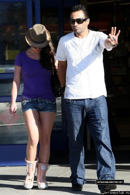Бритни и Эднан на шоппинге в Rite Aid и Gaucho Grill021635.440.jpg(Бритни Спирс, Britney Spears)