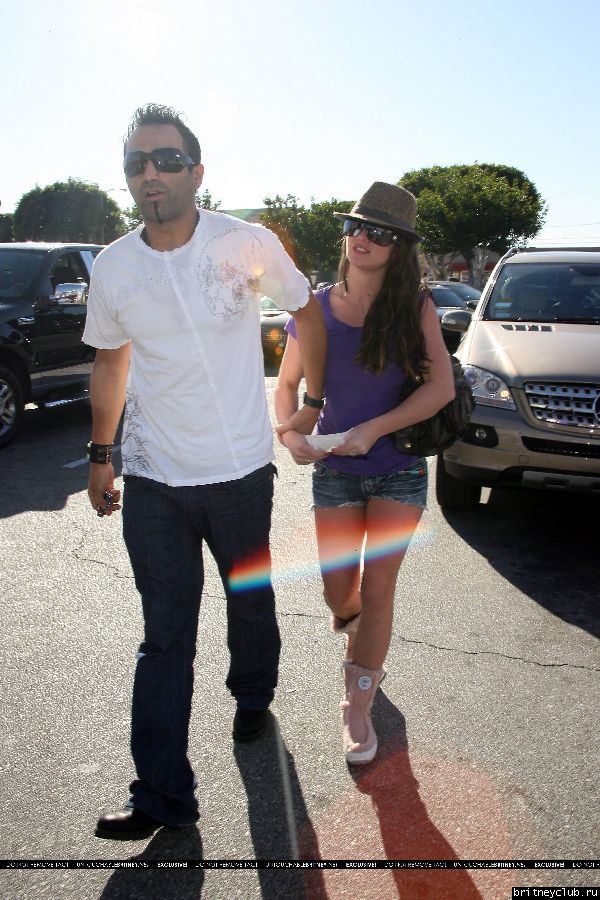 Бритни и Эднан на шоппинге в Rite Aid и Gaucho Grill1200308130791.JPG(Бритни Спирс, Britney Spears)