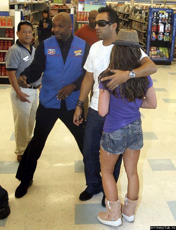 Бритни и Эднан на шоппинге в Rite Aid и Gaucho Grill24~263.jpg(Бритни Спирс, Britney Spears)