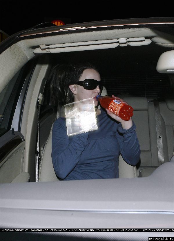 Бритни и Эднан на бензоколонкеJALBA060904_024~0.jpg(Бритни Спирс, Britney Spears)