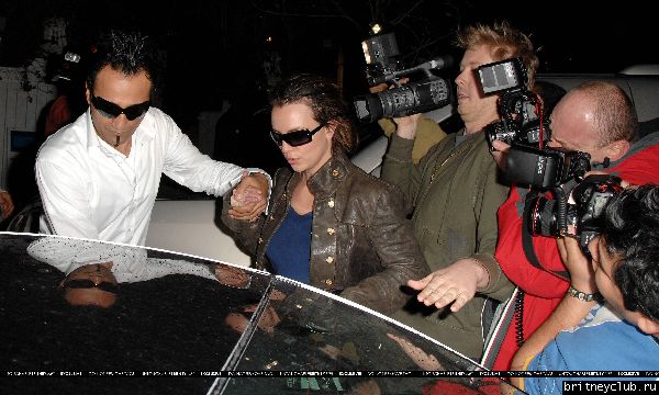 Бритни и Эднан в Таверне ТониJALBA060904_011~11.jpg(Бритни Спирс, Britney Spears)