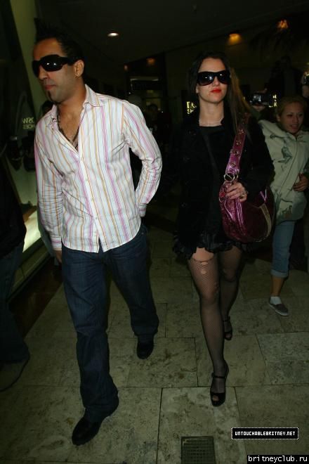 Бритни и Эднан в Gaucho Grill и Starbucks021836.440.jpg(Бритни Спирс, Britney Spears)