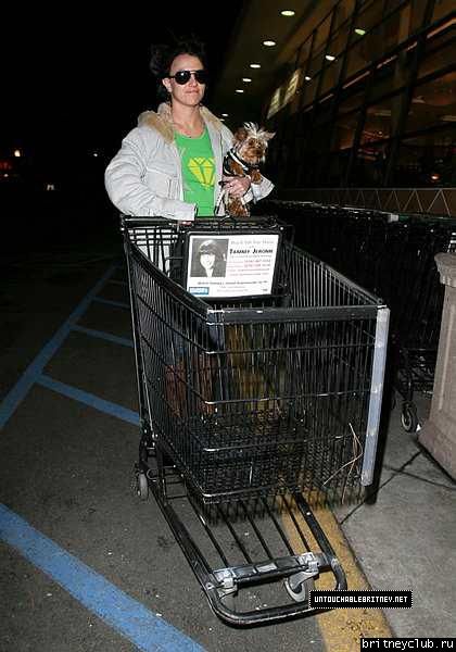 Бритни с другом в супермаркете Ralphs10~700.jpg(Бритни Спирс, Britney Spears)
