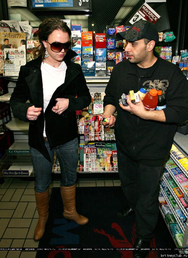 Бритни и Сем на бензоколонке _PETROL_03~0.jpg(Бритни Спирс, Britney Spears)