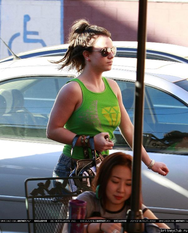 Бритни направляется в танцевальную студию Milleniumb_spearsA_020908_003.jpg(Бритни Спирс, Britney Spears)