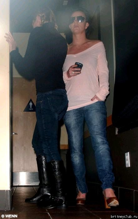 Бритни с телохранителем в Starbucks1203006414157.jpg(Бритни Спирс, Britney Spears)