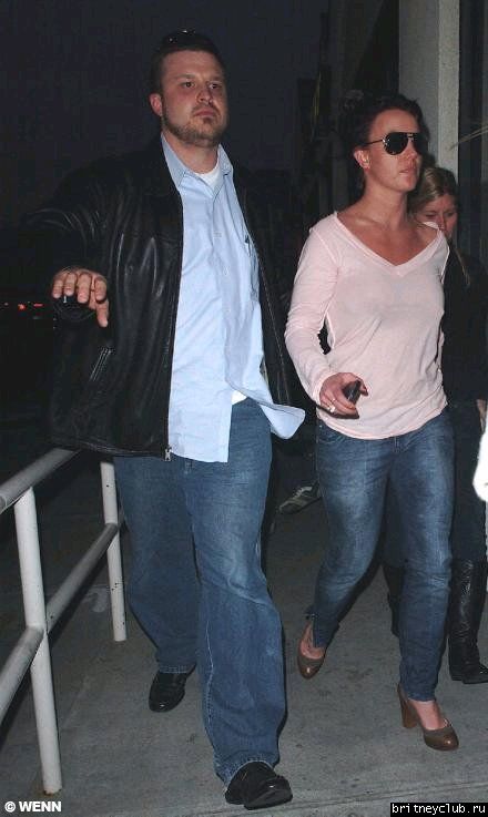 Бритни с телохранителем в Starbucks1203006416063.jpg(Бритни Спирс, Britney Spears)