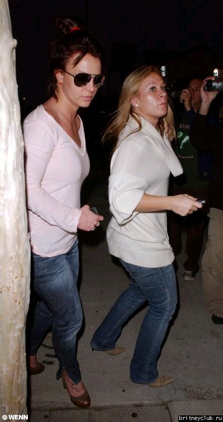 Бритни с телохранителем в Starbucks1203006417022.jpg(Бритни Спирс, Britney Spears)