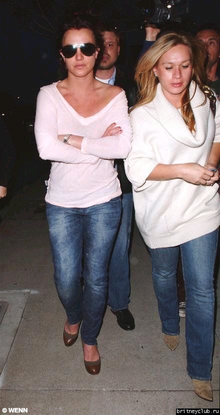 Бритни с телохранителем в Starbucks1203006419825.jpg(Бритни Спирс, Britney Spears)