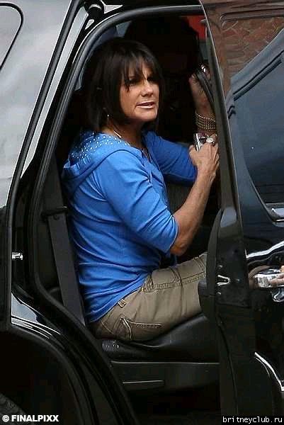 Бритни с собачкой в Millenium 18.jpg(Бритни Спирс, Britney Spears)