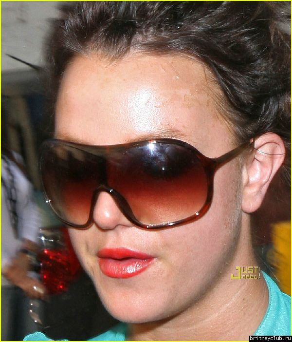 Бритни, после посещения церквиbritney-spears-peeling-forehead-01.jpg(Бритни Спирс, Britney Spears)