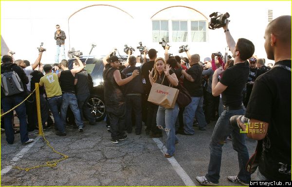 Бритни, после посещения церквиbritney-spears-peeling-forehead-09.jpg(Бритни Спирс, Britney Spears)