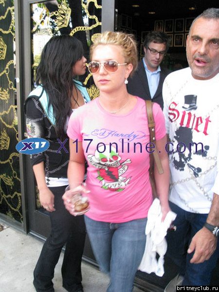 Бритни на шоппинге в Ed HardyBSpearsEdHardy040308_2424.jpg(Бритни Спирс, Britney Spears)