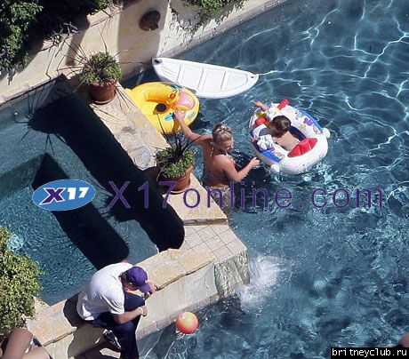 Бритни играет с детьми в бассеинеBSPEARSPOOL050108_35.jpg(Бритни Спирс, Britney Spears)