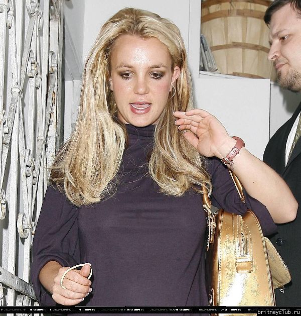 Бритни с мамой в ресторане SurBSpearsMom0511Part2_16.jpg(Бритни Спирс, Britney Spears)