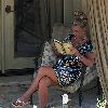 Бритни читает книгу во дворе своего дома в Беверли Хиллс