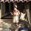 Бритни курит около своего дома 20 мая 2008 года