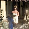 Бритни курит около своего дома 20 мая 2008 года