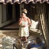 Бритни курит около своего дома 20 мая 2008 года