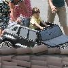 Бритни играет с сыновьями 22 мая 2008 года