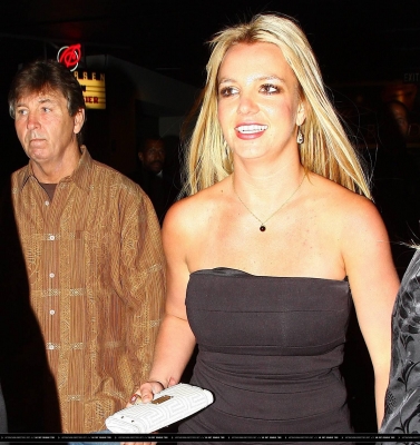 Бритни уезжает с вечеринки Christian Audigier 23 мая 2008 года(Бритни Спирс, Britney Spears)
