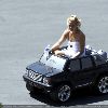 Бритни играет с детьми 5 июня 2008 года