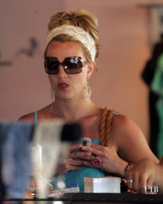 Бритни делает покупки в бутике Lisa Kline 10 июня 2008 года(Бритни Спирс, Britney Spears)