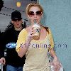 Бритни купила кофе в Starbucks, а затем отправилась на Ланч в Jerry