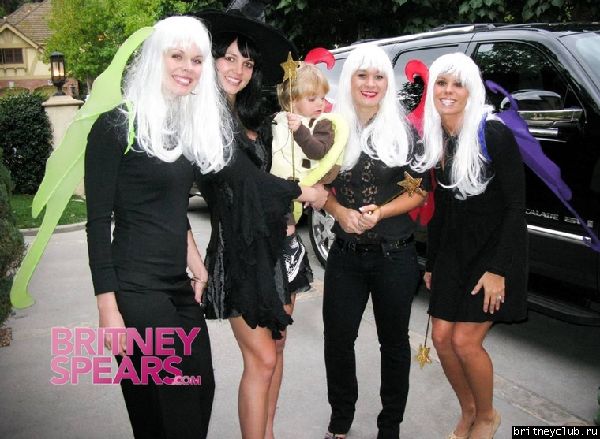 Бритни с детьми отмечают Halloweengallery_enlarged-britney-spears-halloween-trick-treat-sons-110408-05.jpg(Бритни Спирс, Britney Spears)