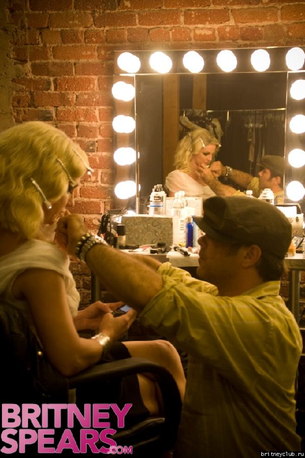 Подготовка к фотосессии *ОБНОВЛЕНИЕ*gallery_enlarged-britney-spears-photo-shoot-111408-01.jpg(Бритни Спирс, Britney Spears)
