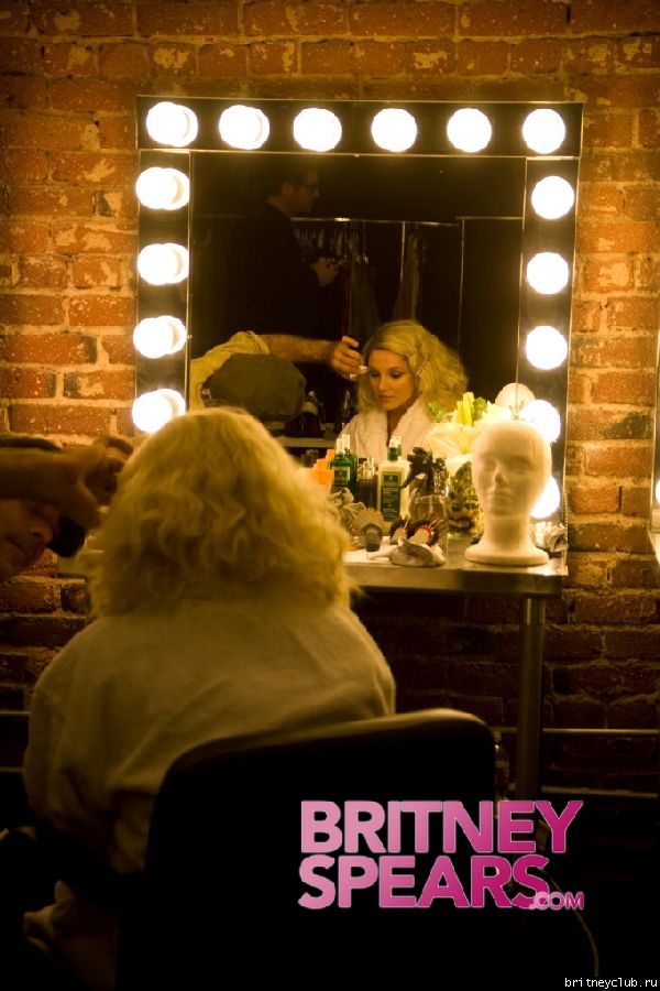Подготовка к фотосессии *ОБНОВЛЕНИЕ*gallery_enlarged-britney-spears-photo-shoot-111408-04.jpg(Бритни Спирс, Britney Spears)
