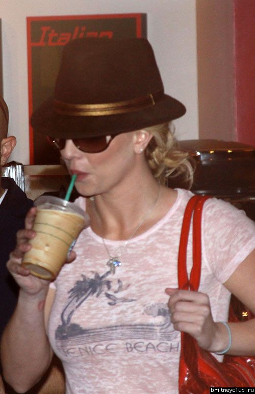 Бритни в Старбаксbritney-spears-way-11208-3.jpg(Бритни Спирс, Britney Spears)