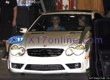 Бритни покидает танцевальную студию в Van Nuysbspearslips111908_03_x17.jpg(Бритни Спирс, Britney Spears)