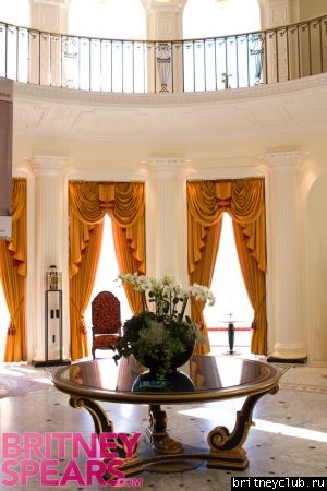 Бритни со своими помощниками в Германииnormal_gallery_enlarged-hotel1.jpg(Бритни Спирс, Britney Spears)