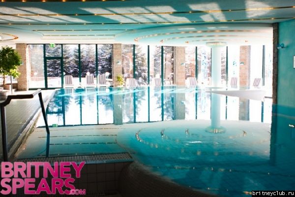 Бритни со своими помощниками в Германииnormal_gallery_enlarged-pool1.jpg(Бритни Спирс, Britney Spears)