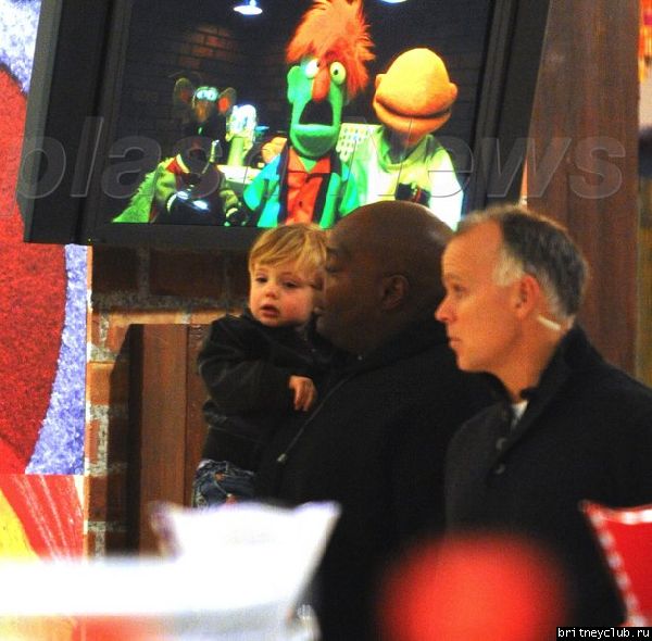 Бритни с детьми посетили магазин игрушекgallery_main-spl65197_013.jpg(Бритни Спирс, Britney Spears)