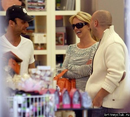 Шоппинг в магазине Kitsonnormal_124251.jpg(Бритни Спирс, Britney Spears)