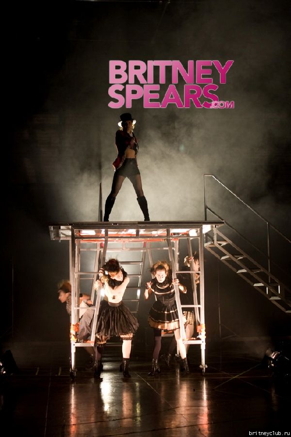 Танцевальная репетиция Бритни для тв-шоу Европыgallery_enlarged-britney-spears-promo-tour-rehearsal-pics-121008-01.jpg(Бритни Спирс, Britney Spears)