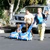 Бритни на прогулке с сыновьями