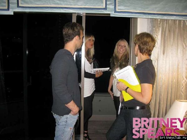 Австралийские фанатки встретились с Бритниgallery_enlarged-britney-spears-australian-fans-meet-1-122108.jpg(Бритни Спирс, Britney Spears)