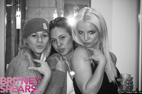 Бритни с фанатами в Японииgallery_enlarged-britney-spears-brett-japan.jpg(Бритни Спирс, Britney Spears)