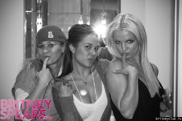 Бритни с фанатами в Японииgallery_enlarged-britney-spears-finger-mouth.jpg(Бритни Спирс, Britney Spears)