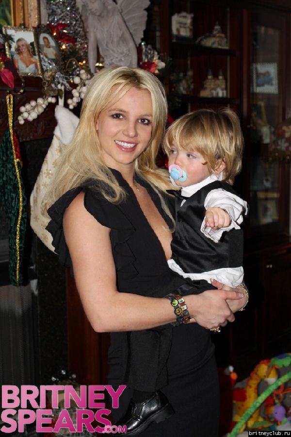Бритни с детьми перед началом свадебной церемонии Брайана Спирсgallery_enlarged-britney-spears-jayden.jpg(Бритни Спирс, Britney Spears)