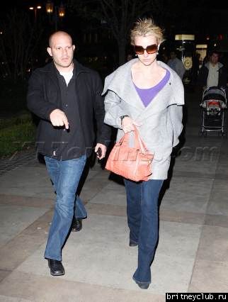 Бритни в Calabasas в сопровождении телохранителя6553.jpg(Бритни Спирс, Britney Spears)