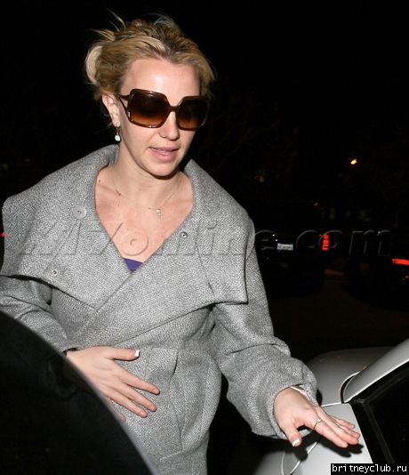 Бритни в Calabasas в сопровождении телохранителяbspearsnight010909_02.jpg(Бритни Спирс, Britney Spears)