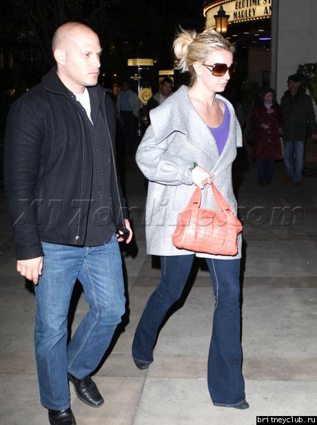 Бритни в Calabasas в сопровождении телохранителяbspearsnight010909_05.jpg(Бритни Спирс, Britney Spears)