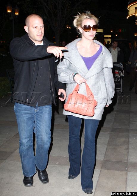 Бритни в Calabasas в сопровождении телохранителяbspearsnight010909_06.jpg(Бритни Спирс, Britney Spears)